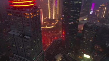 Nanjing şehrinin aydınlatılmış hava panorama 4K görüntüleri üzerinde gece uçuşu