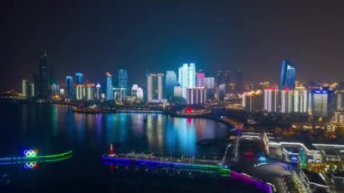 Gece aydınlatması şehir merkezindeki Qingdao şehrinin havacılık panoramasını gösteriyor 4k porselen.