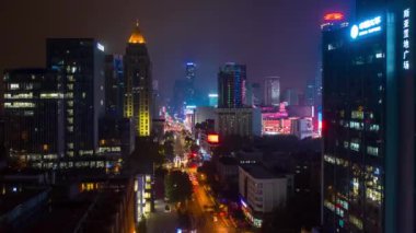 Nanjing Şehri üzerindeki gece uçuşu hava trafiği panorama 4K zaman ölçümü