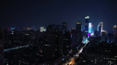 Nanjing şehrinin aydınlatılmış hava panorama 4K görüntüleri üzerinde gece uçuşu