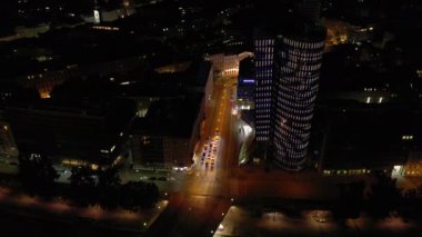 Viyana şehir manzarası gece vakti merkez caddeler hava manzarası 4k austria