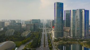 Gündüz vakti Chengdu şehri şehir merkezi hava trafik manzarası 4k porselen
