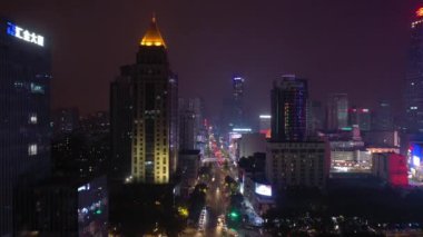 Nanjing Şehri üzerinde gece uçuşu. Hava trafiği. 4K görüntü.