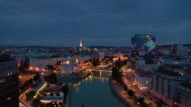 Viyana şehir manzarası gece vakti merkez caddeler hava manzarası 4k austria