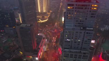 Nanjing Şehri üzerinde gece uçuşu. Hava trafiği. 4K görüntü.