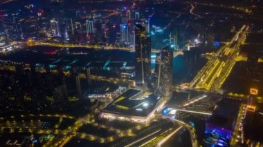 Aydınlatılmış nanjing şehrinin üzerinde gece uçuşu havadan panorama 4K zaman ölçümü