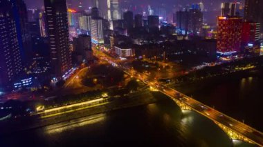 Gece aydınlatma Changsha şehir merkezi trafik caddesi kavşağı hava zamanı panorama 4k çin