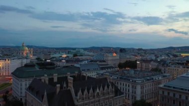 Viyana şehir manzarası gece vakti merkez caddeler hava manzarası 4k austria