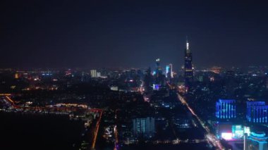 Nanjing şehrinin aydınlatılmış hava panorama 4K görüntüleri üzerinde gece uçuşu