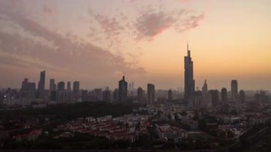 Aydınlatılmış nanjing şehrinin üzerinde gece uçuşu havadan panorama 4K zaman ölçümü