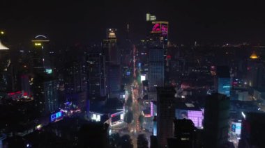 Nanjing şehrinin aydınlatılmış hava panorama 4K görüntüleri üzerinde gece uçuşu