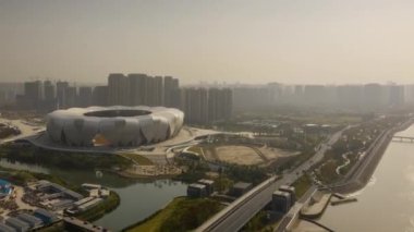 Gündüz vakti hangzhou şehir merkezi trafik nehir kenarı inşaat sahası havadan zaman çizelgesi panorama 4k porselen