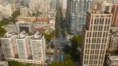 Nanjing Şehri üzerindeki gündüz uçuşu hava trafiği panorama 4K zaman ölçümü