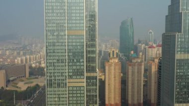 Gündüz vakti Qingdao şehri şehir merkezindeki panorama 4K Çin porseleni