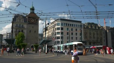 Gündüz saatinde Cenevre şehir trafiği yavaş çekim panoraması, İsviçre  
