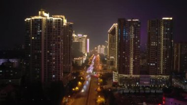 Gece aydınlatması qingdao şehir trafiği hava manzarası 4k porselen