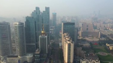Gündüz vakti Qingdao şehri şehir merkezindeki panorama 4K Çin porseleni