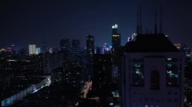 Nanjing şehrinin aydınlatılmış hava panorama 4K görüntüleri üzerinde gece uçuşu