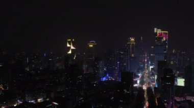 Nanjing şehrinin aydınlatılmış hava panorama 4K görüntüleri üzerinde gece uçuşu