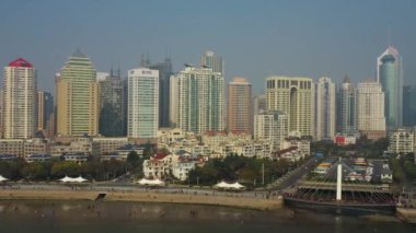Gündüz vakti Qingdao şehri şehir merkezindeki panorama 4K Çin porseleni