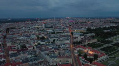 Viyana şehir manzarası gece vakti merkez caddeler hava manzarası 4k austria