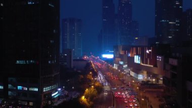 Gece aydınlatması qingdao şehir trafiği hava manzarası 4k porselen