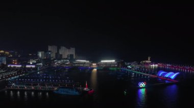 Gece aydınlatması şehir merkezindeki Qingdao şehrinin havacılık panoramasını gösteriyor 4k porselen.