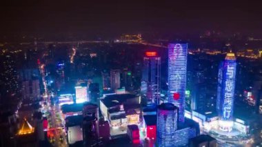 Aydınlatılmış nanjing şehrinin üzerinde gece uçuşu havadan panorama 4K zaman ölçümü