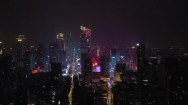 Nanjing şehrinin aydınlatılmış hava panorama 4K görüntüleri üzerinde gece uçuşu