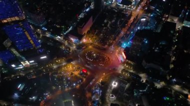 Nanjing Şehri üzerinde gece uçuşu. Hava trafiği. 4K görüntü.