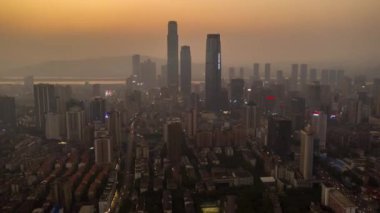 Changsha Şehri güneşli bir gün. Şehir merkezindeki ünlü körfez havacılığı panorama 4k porseleni.