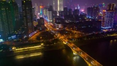 Gece aydınlatma Changsha şehir merkezi trafik caddesi kavşağı hava zamanı panorama 4k çin