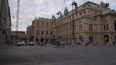 Viyana Şehri güneşli bir gün kalabalık trafik manzarası 4k ağır çekim Avusturalya