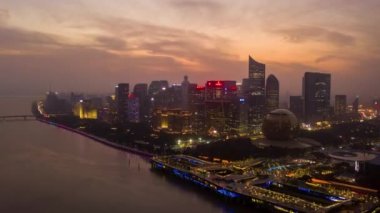 Gece vakti hangzhou şehir merkezi trafiği nehir kenarı inşaat alanı havadan zaman çizelgesi panorama 4k porseleni