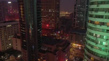 Nanjing şehrinin aydınlatılmış hava panorama 4K görüntüleri üzerinde gece uçuşu