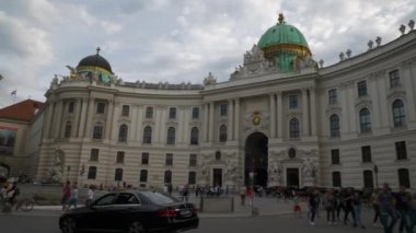 Viyana Şehri güneşli bir gün kalabalık trafik manzarası 4k ağır çekim Avusturalya