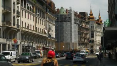 Gündüz saatinde Cenevre şehir trafiği yavaş çekim panoraması, İsviçre  