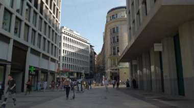 Gündüz saatinde Cenevre şehir trafiği yavaş çekim panoraması, İsviçre  