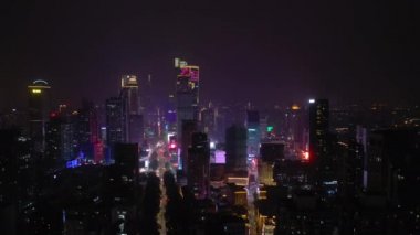 Nanjing şehrinin aydınlatılmış hava panorama 4K görüntüleri üzerinde gece uçuşu