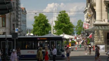 Gündüz saatinde Cenevre şehir trafiği yavaş çekim panoraması, İsviçre  