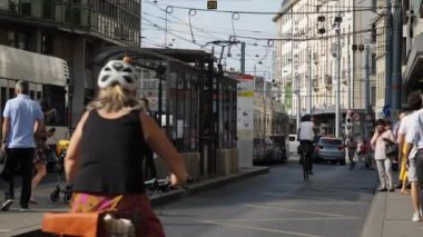 Gündüz saatinde Cenevre şehir trafiği yavaş çekim panoraması, İsviçre  
