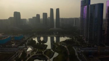Akşam Chengdu şehri şehir merkezi hava manzaralı 4k porselen.