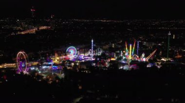 Viyana şehir manzarası gece vakti merkez caddeler hava manzarası 4k austria