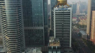 Gündüz vakti Qingdao şehri şehir merkezindeki panorama 4K Çin porseleni