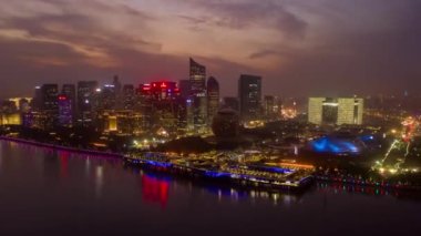 Gece vakti hangzhou şehir merkezi trafiği nehir kenarı inşaat alanı havadan zaman çizelgesi panorama 4k porseleni