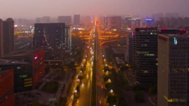 Gece aydınlandı Chengdu şehri şehir merkezinde hava trafiği panorama 4k zaman dilimi porselenleri