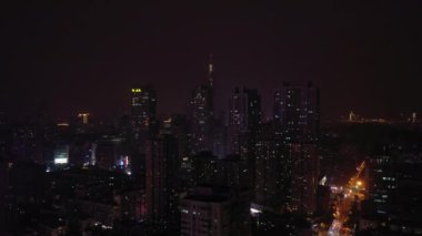 Nanjing şehrinin aydınlatılmış hava panorama 4K görüntüleri üzerinde gece uçuşu
