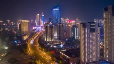 Gece vakti aydınlatma qingdao şehir trafiği hava trafiği panorama 4k porselen
