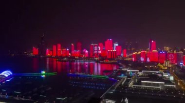 Gece vakti aydınlatma qingdao şehri şehir merkezinde hava zaman kaplaması panorama 4k porselen