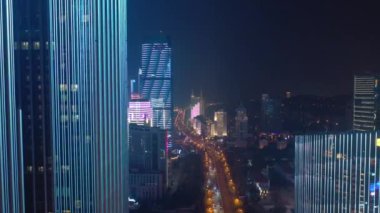 Gece aydınlatması şehir merkezindeki Qingdao şehrinin havacılık panoramasını gösteriyor 4k porselen.